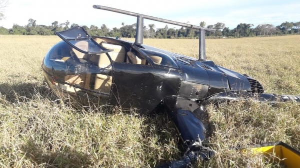 Piloto que transportava mala com quase R$ 500 mil em helicóptero faz pouso forçado no Paraná — Foto: Divulgação/Polícia Civil