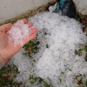 Chuva veio com granizo, em São Mateus do Sul — Foto: Denise Heider/Arquivo pessoal