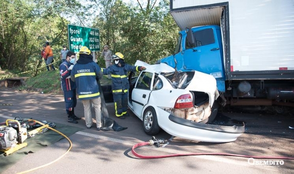 O carro foi arrastado por mais de 20 metros e ficou cravado na frente do caminhão, totalmente destruído.(Foto: O Bemdito)