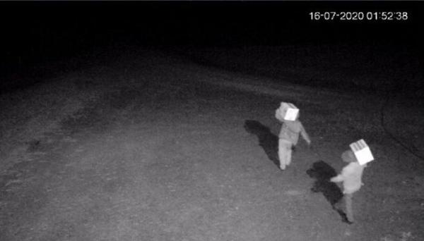 Imagens das câmeras de segurança da fazenda flagraram a ação dos marginais. (Foto: Reprodução)