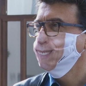 Padre de Londrina aderiu ao uso de máscaras com sorriso — Foto: RPC Londrina