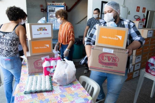 Entrega de cestas básicas para famílias da região do Capão Redondo, em São Paulo, durante a pandemia do coronavírus, organizada pela ONG Visão Mundial. Foto: Divulgação/ONG Visão Mundial