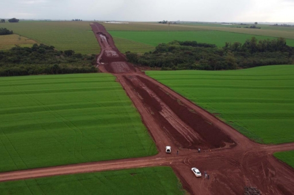 Obras do contorno viário de Palotina que terá extensão de cerca de 16 km e está sendo construído para desviar o trânsito de caminhões do centro da cidade. Foto: Geraldo Bubniak/AEN