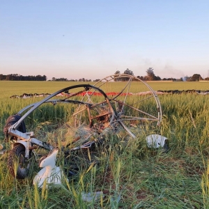 Parapente ficou completamente destruído após o acidente, em Foz do Iguaçu — Foto: Cassiano Rolim/RPC
