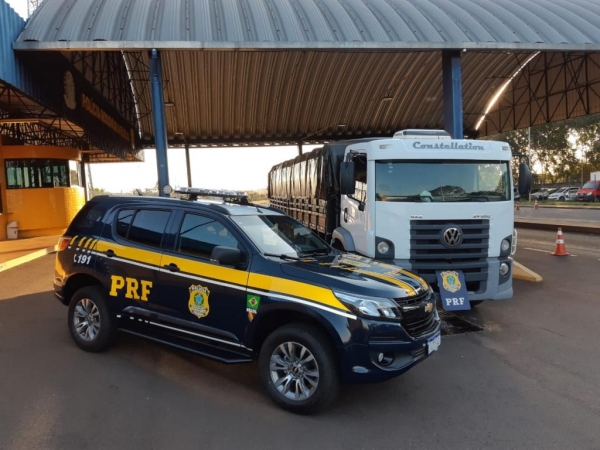 O caminhão foi abordado em Terra Roxa. (Foto: Divulgação/PRF)