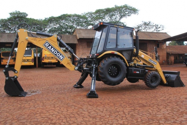 Retroescavadeira Randon RD406. (Foto: Assessoria)