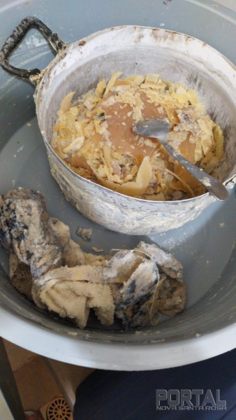 Imagens do sabão que estava sendo produzido por Dona Wally. (Foto: Divulgação)