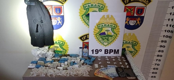 Drogas, dinheiro e material para comercialização foram apreendidos. (Foto: Divulgação/PM)
