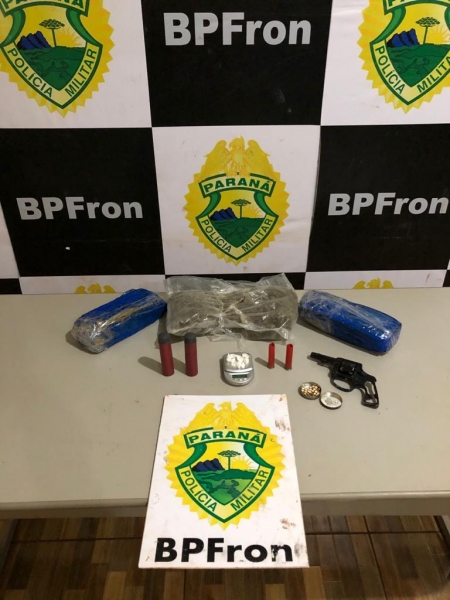 A jovem de 22 anos acabou presa pelos policiais. (Foto: Divulgação/BPFron)