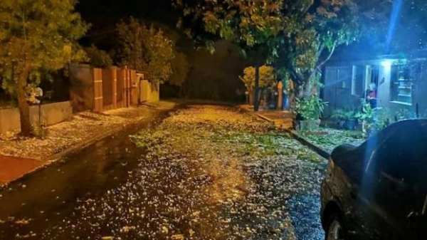  O temporal aconteceu na noite de sexta-feira (14) e deixou estragos na cidade.(Foto: Divulgação)