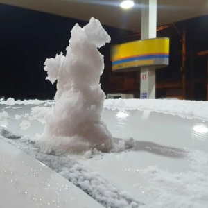 Boneco de neve feito em Bom Jardim da Serra na noite desta quinta-feira (20) — Foto: Mycchel Legnaghi/São Joaquim Online