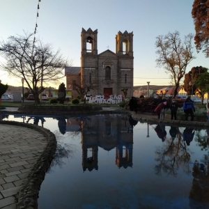 Mesmo com frio intenso, turistas estavam pela manhã na praça principal de São Joaquim — Foto: Leandro Puchalski/NSC TV