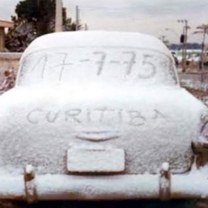 Neve em julho de 1975, em Curitiba — Foto: Adelcio Lopes da Silva