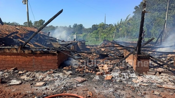 Uma pessoa ficou ferida no incêndio (Foto: Cristine Kempp/AquiAgora.net )