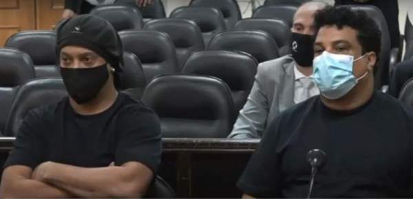 Ronaldinho Gaúcho e irmão Roberto Assis participaram de audiência, nesta segunda-feira (24), em Assunção — Foto: Tv Justicia Paraguay/Reprodução