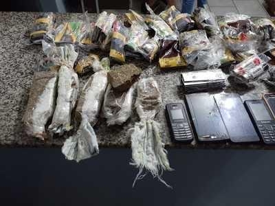De acordo com informações, a droga estava distribuída em 26 tabletes, que posteriormente foram pesados. (Fotos: Divulgação/Depen)