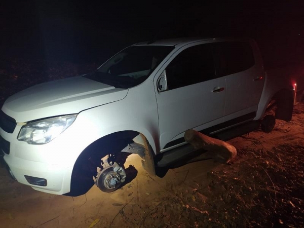 A caminhonete estava sem as 4 rodas. (Foto: Divulgação/PM)