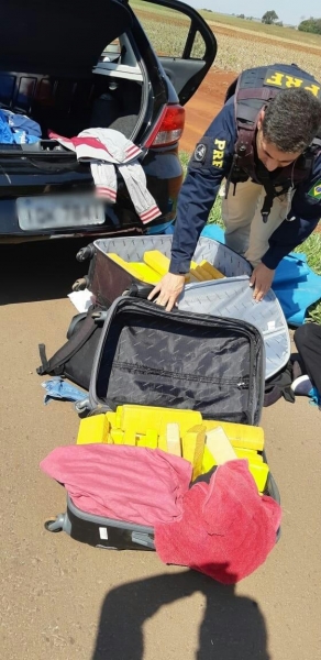 Os 3 ocupantes do automóvel Gol e 2 de um Prisma, se mostrarm muito nervosos no transcorrer da fiscalização. (Foto: Divulgação/PRF)