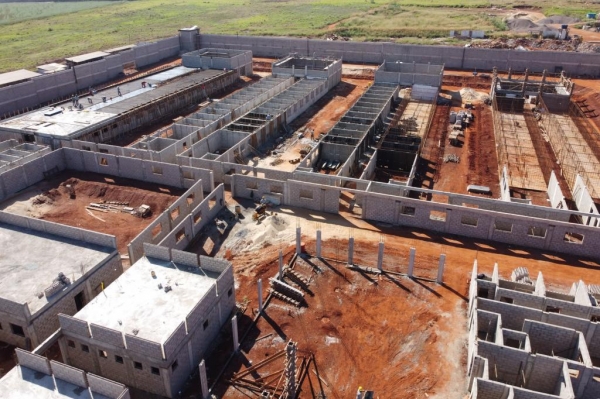 O novo espaço de 23 mil metros quadrados terá muro de cinco metros de altura, espaço para 770 presos alocados em 114 celas. (Foto: AEN)