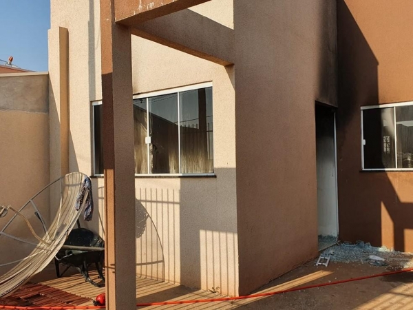 Os corpos foram encontrados carbonizados no quarto da mulher, em Cruzeiro do Oeste — Foto: Diego Canci/RPC Noroeste