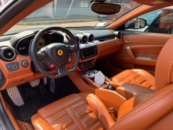 Veículos apreendidos valiam mais de R$ 2 milhões cada um, diz PF — Foto: RPC Maringá