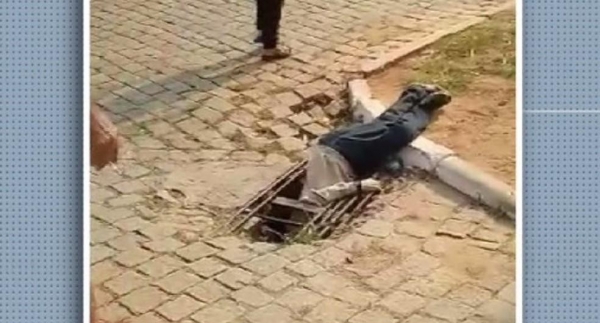 Homem caiu em buraco na calçada, em Piraí do Sul — Foto: Reprodução/RPC