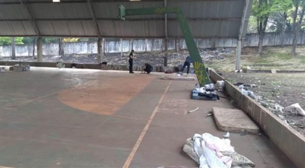 O fato aconteceu no antigo Colégio Estadual Washington Luiz, onde agora é ocupado  por moradores de rua. (Foto: Tarobá News)