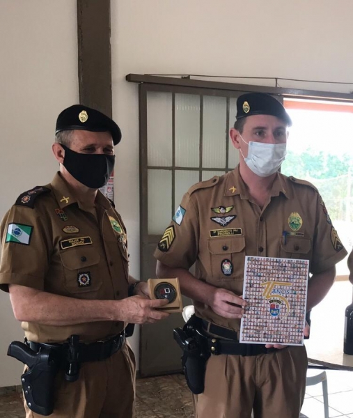 Sargento Pruinelli recebendo as homenagens do majormajor José Novach. (Foto: Divulgação/Portal Nova Santa Rosa)