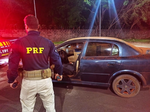 Ao realizar a vistoria no interior do automóvel foram encontradas 20 caixas. (Foto: Divulgação/PRF)