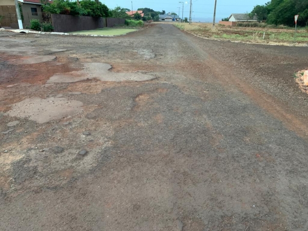 O asfalto apresenta problemas. (Foto: Portal Nova Santa Rosa)