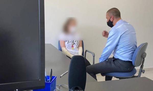 Caroline durante depoimento em foto cedida pela PC e desfocada a pedido da defesa