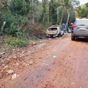 Carro do casal encontrado em Campo Magro. Foto: Banda B