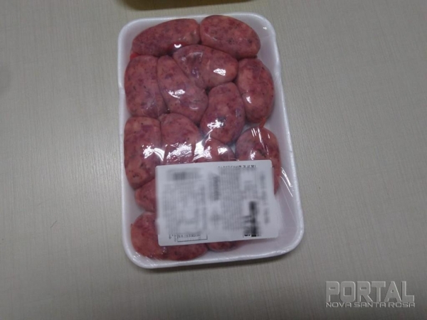 Dois pacotes de linguiças foram recuperados com os rapazes. (Foto: Bogoni/Radar B.O./Portal Nova Santa Rosa)