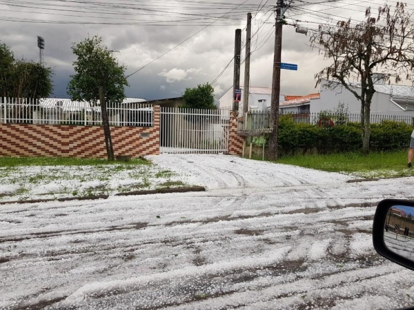 Registro da chuva no Capão da Imbuia, em Curitiba, na tarde desta terça (3) — Foto: Astéria Schnaider/Arquivo pessoal