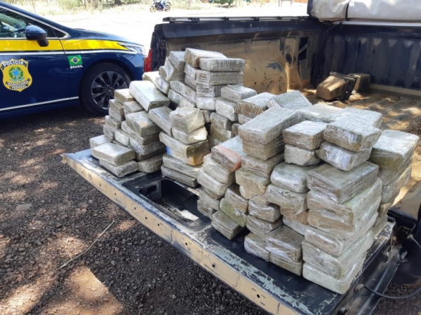 Maconha apreendida na Montana com placas de Curitiba. (Fotos: Divulgação/PRF)