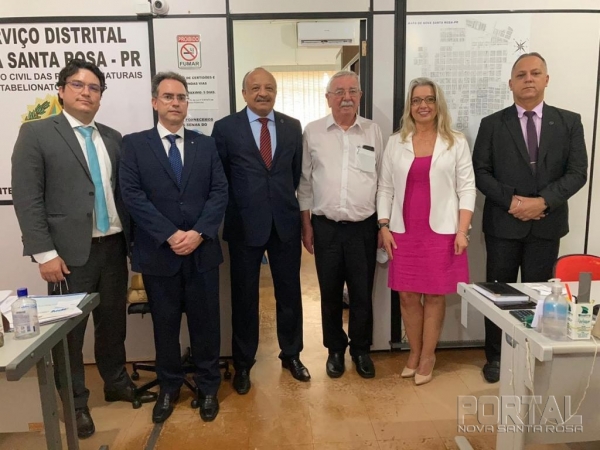 Na foto, da esquerda para a direita: Assessor Carlos Sugamosto; Juiz Auxiliar Marcel Macedo; Desembargador José Aniceto; Oficial Armindo Fischer; Oficial Substituta Lilian Müller; Auxiliar Judiciário Generson Mariotto.
