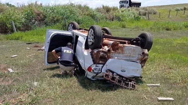 Após perseguição, motorista abandona carro capotado com 240 kg de drogas — Foto: Divulgação/PRF