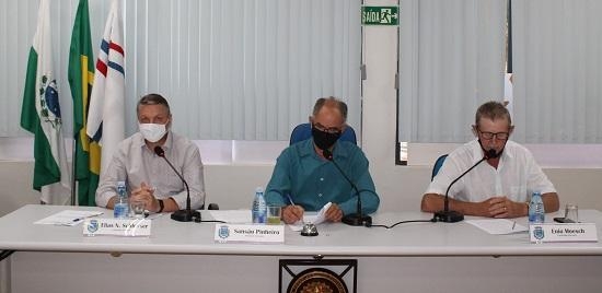 Mesa diretiva durante sessão ordinária na segunda-feira, dia 23. (Foto: Assessoria/Câmara)