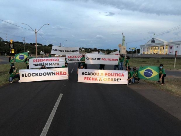 Colaboradores da Havan na PR-323, a chamada rodovia da morte. (Foto: O Bemdito)