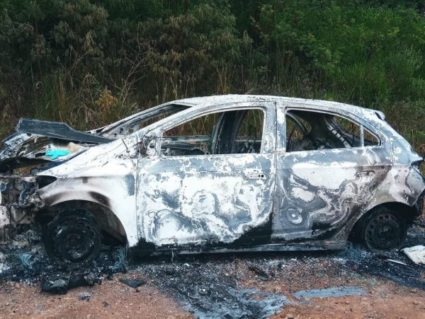 Carro foi encontrado na madrugada desta terça-feira (1º); corpo da mulher estava carbonizado — Foto: Eduardo Andrade/RPC Guarapuava