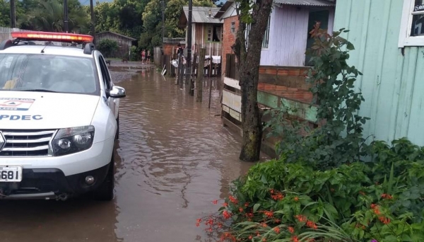 Chuva e vento forte provocaram pontos de alagamentos e destelhamentos em Lages, na Serra de SC, neste sábado (12) — Foto: Defesa Civil de Lages/Divulgação