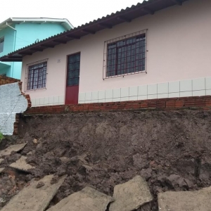 Defesa Civil monitora situação de residências após muros caírem com chuva forte neste sábado (12) — Foto: Defesa Civil de Lages/Divulgação