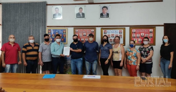 Pequenos produtores entregam documento para o prefeito Norberto. (Foto: Divulgação)