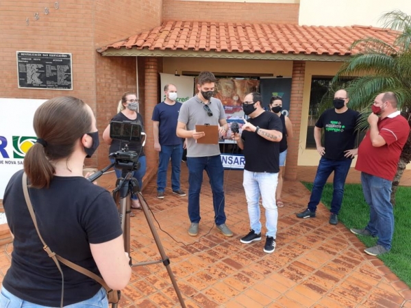 O POrtal Nova Santa Rosa transmitiu ao vivo o sorteio, (Foto: Assessoria Acinsar/Portal Nova Santa Rosa)