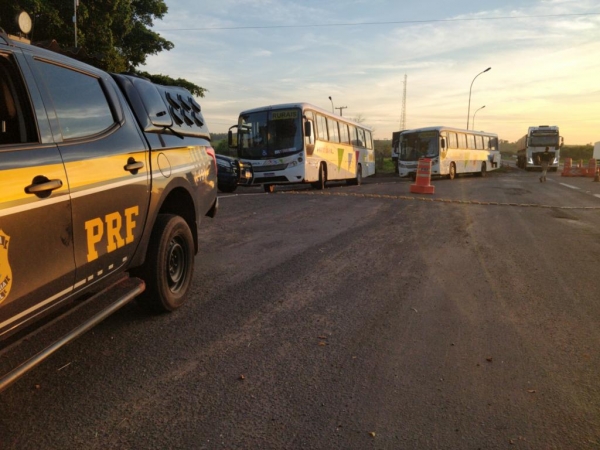 Os condutores abandoram os veículos e fugiram. (Foto:Reprodução/PRF)