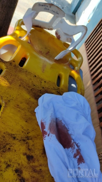 Na maca, marcas de sangue do momento do atendimento ao rapaz.(Foto: Divulgação)