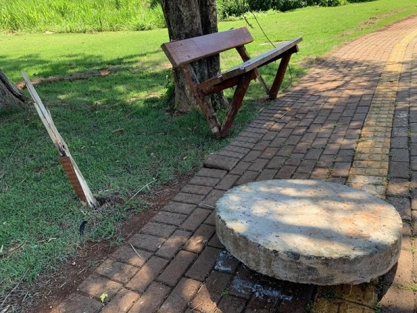 A pedra de aproximadamente 50 quilos poderia ter atingido alguém. (Fotos: Portal Nova Santa Rosa)
