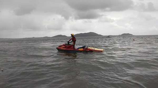 Equipes fazem buscas no local para tentar encontrar o adolescente, em Pontal do Paraná — Foto: Divulgação/Bombeiros