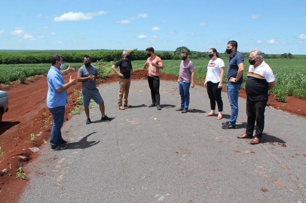 Vereadores acompanham andamento das obras de calçamento poliédrico. Foto: Assessoria de Imprensa/Câmara