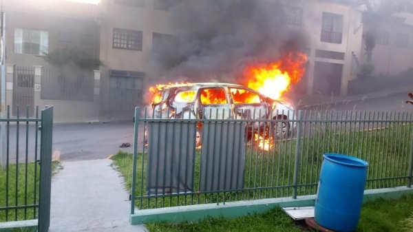 Adolescente colocou fogo em carro do Conselho Tutelar de Imbituva, na sexta-feira (15) — Foto: Foto cedi